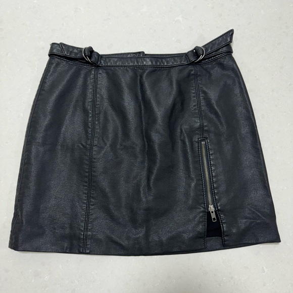 Free People Black Mini Skirt Faux Leather Size 8 - Picture 12 of 12